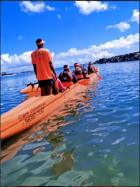 Visão frontal de uma canoa OC6 cortando as águas de Salvador