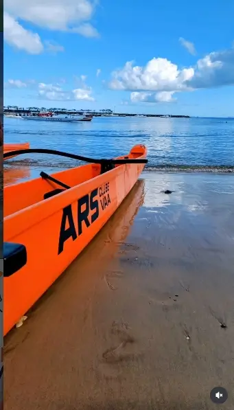 Remadores sorrindo equipados com coletes salva-vidas prontos para embarcar em Salvador